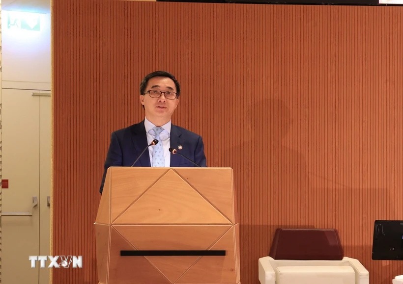 WHO trao chứng nhận công nhận thanh toán bệnh mắt hột cho Việt Nam