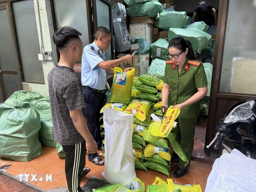 Tiêu hủy nhiều bao gạo và bao bì xâm phạm nhãn hiệu gạo ST25