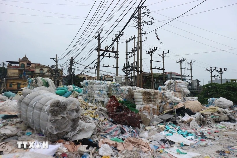 Báo động ô nhiễm môi trường làng tái chế nhựa ở Hưng Yên