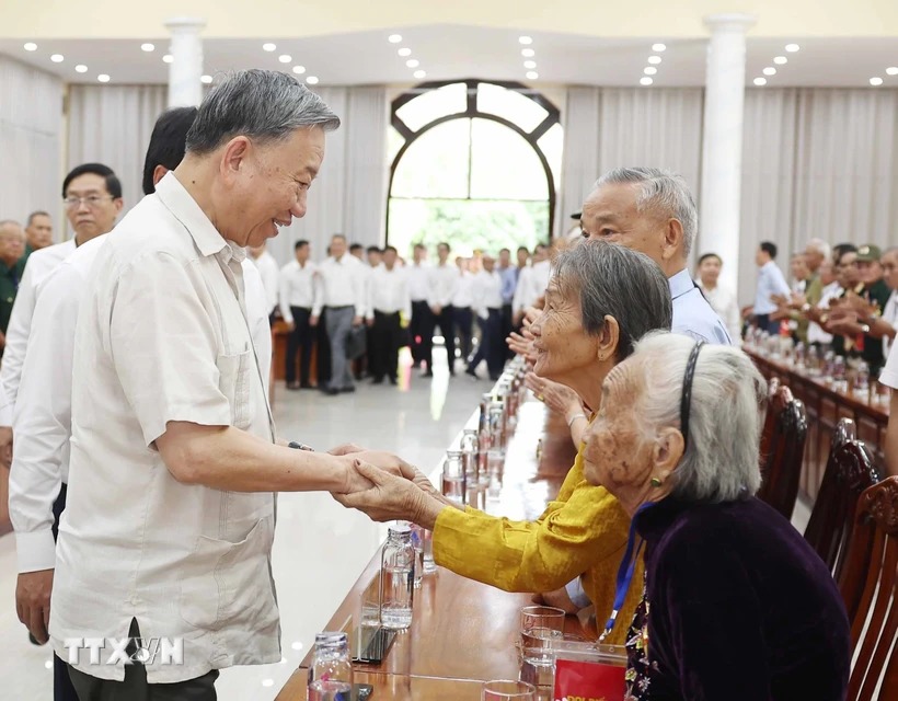 Tổng Bí thư Tô Lâm gặp mặt Mẹ Việt Nam anh hùng, gia đình chính sách ở Đồng Tháp