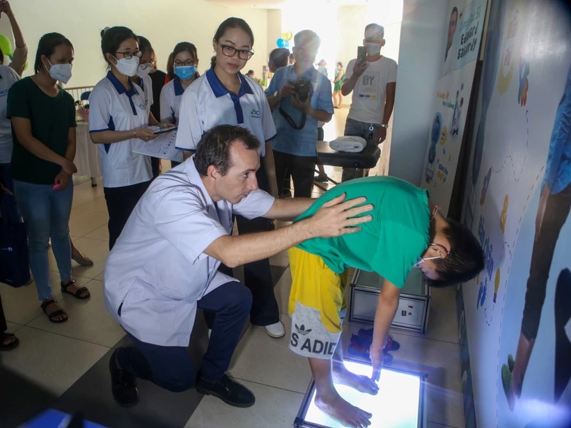 Vì sao ngày càng nhiều học sinh Việt Nam bị cong, vẹo cột sống?