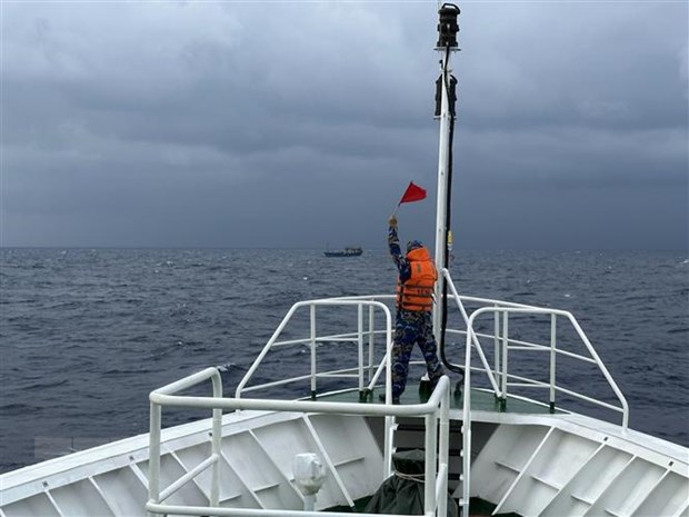 Vùng 4 Hải quân cứu hộ thành công tàu cá gặp nạn trên biển Trường Sa