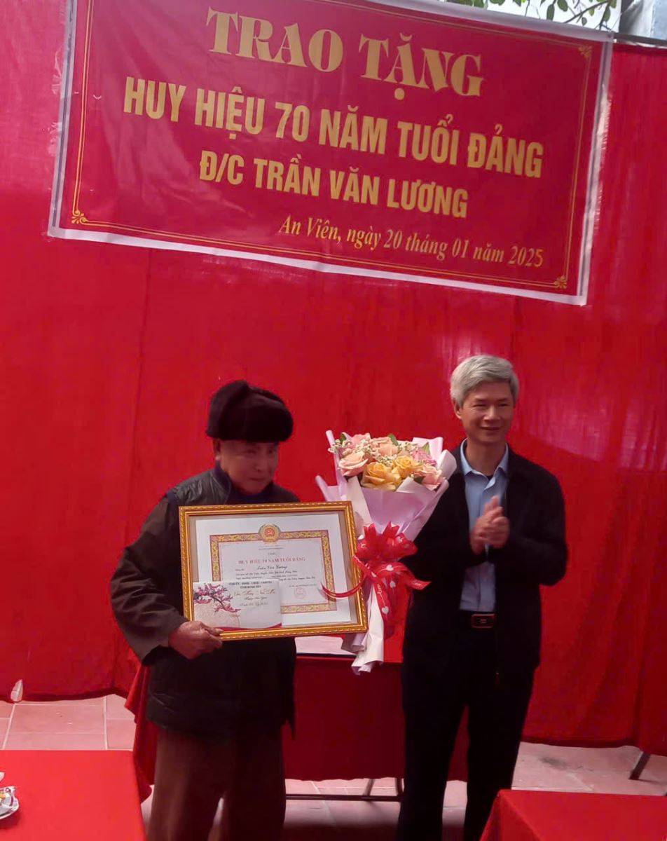 Trao Huy hiệu Đảng và tặng quà nhân dịp Tết Nguyên đán Ất Tỵ 2025 tại huyện Tiên Lữ