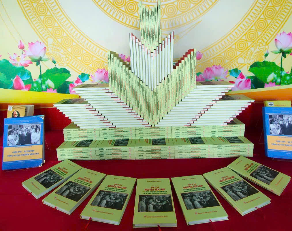 Giới thiệu cuốn sách: “Tổng Bí thư Nguyễn Văn Linh với công cuộc đổi mới đất nước và sự phát triển tỉnh Hưng Yên”