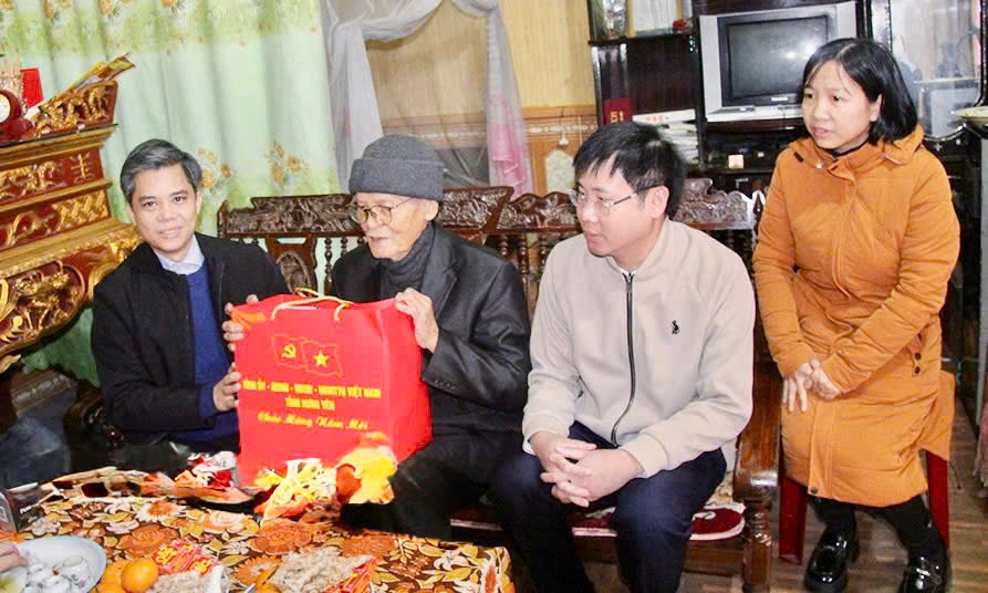 Trưởng ban Tuyên giáo và Dân vận Tỉnh ủy trao quà Tết tặng đảng viên cao tuổi Đảng