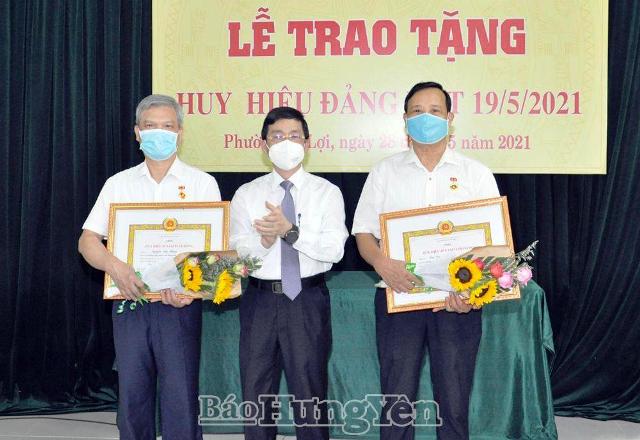 Đồng chí Nguyễn Duy Hưng, Phó Bí thư Thường trực Tỉnh uỷ trao Huy hiệu Đảng tại phường Lê Lợi