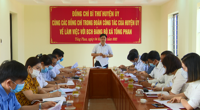 Đồng chí Bí thư Huyện uỷ làm việc với Đảng bộ xã Tống Phan