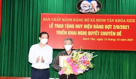 Minh Tân trao tặng huy hiệu Đảng và triển khai Nghị quyết chuyên đề 