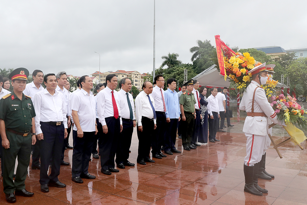 Chủ tịch nước Nguyễn Xuân Phúc dâng hoa tại Tượng đài Tổng Bí thư Nguyễn Văn Linh, dâng hương tại Nhà thờ bà Hoàng Thị Loan