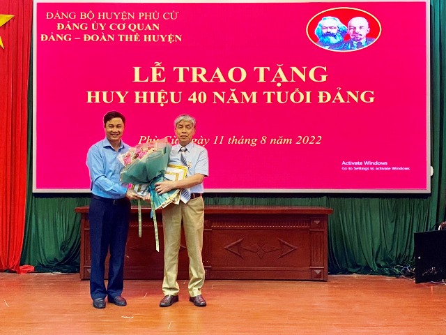 Đảng bộ cơ quan Đảng - Đoàn thể huyện tổ chức Lễ trao tặng huy hiệu Đảng và sơ kết công tác 6 tháng đầu năm, triển khai nhiệm vụ 6 tháng cuối năm 2022