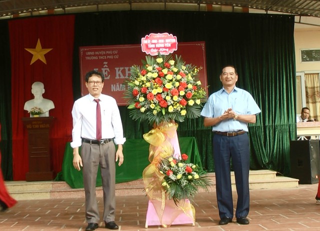 Đồng chí Phó Chủ tịch TT UBND tỉnh Đặng Ngọc Quỳnh  dự Lễ khai giảng tại Trường THCS Phù Cừ