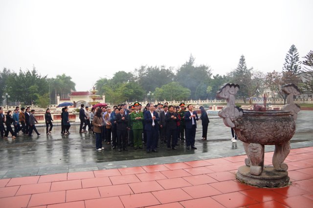 Các đồng chí lãnh đạo huyện dâng hương Đền thờ các Anh hùng Liệt sỹ và di tích lịch sử cây đa và đền La Tiến, xã Nguyên Hoà nhân dịp Tết Nguyên đán Giáp Thìn 2024