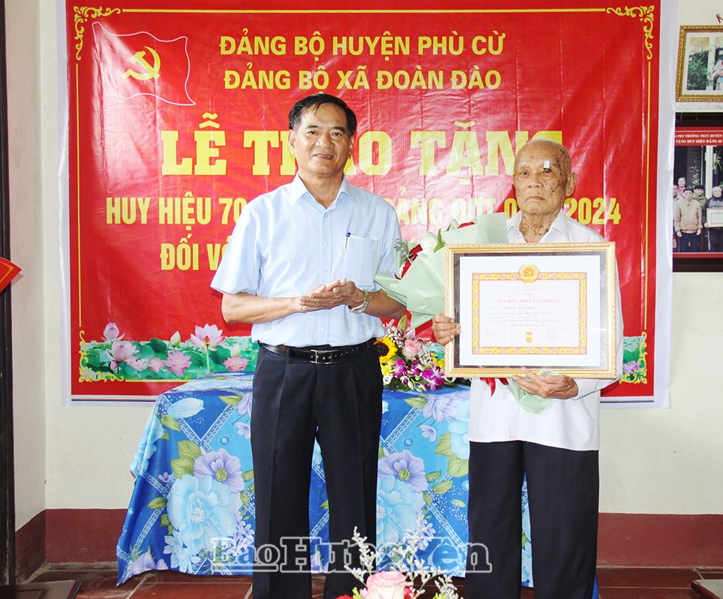 Trao Huy hiệu 70 năm tuổi Đảng tặng đảng viên tại huyện Phù Cừ