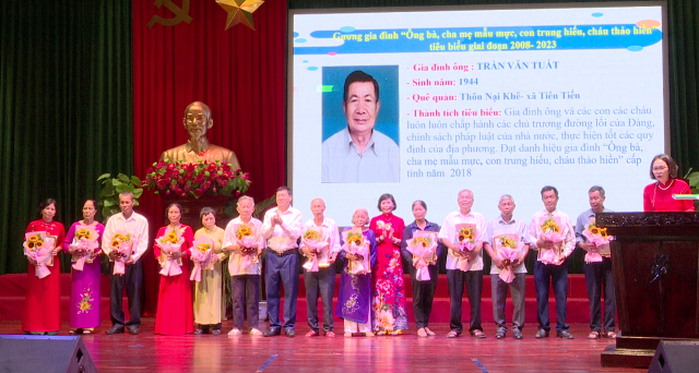 Phù Cừ biểu dương gia đình “Ông bà, cha mẹ mẫu mực, con trung hiếu, cháu thảo hiền” giai đoạn 2018-2023 và tổ chức “Liên hoan tiếng hát khu dân cư” năm 2023