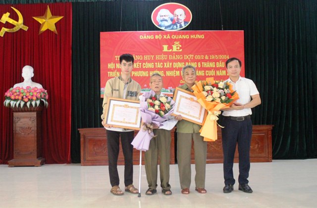 Đảng bộ xã Quang Hưng trao huy hiệu Đảng và sơ kết công tác xây dựng Đảng 6 tháng đầu năm 2024