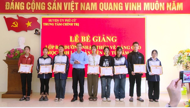 Bế giảng lớp bồi dường nhận thức về Đảng dành cho học sinh là Đoàn viên ưu tú năm 2024.