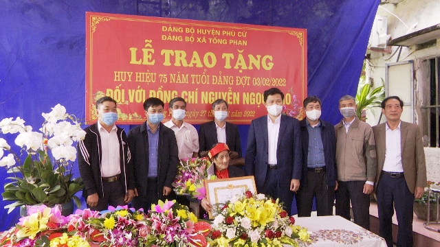 Đồng chí Phó bí thư Thường trực Tỉnh ủy – Chủ tịch HĐND tỉnh trao Huy hiệu 75 năm tuổi Đảng cho các đảng viên trên địa bàn huyện Phù Cừ