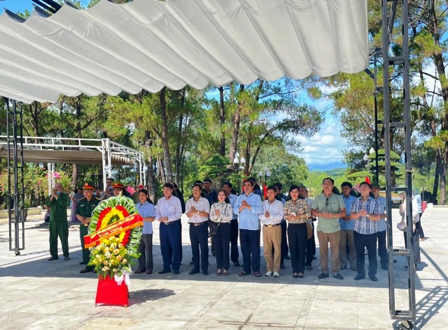 Đoàn đại biểu Huyện uỷ, HĐND, UBND, UBMTTQ huyện Phù Cừ dâng hương tưởng niệm tại các nghĩa trang liệt sỹ và di tích lịch sử cấp quốc gia thuộc các tỉnh Quảng Bình, Quảng Trị, Hà Tĩnh tri ân các Anh hùng liệt sĩ